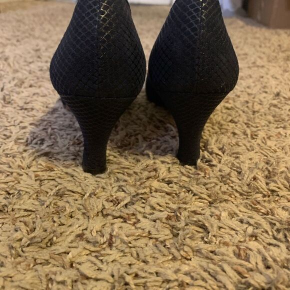 Black Pebbled Salvatore Ferragamo Pumps Size 8 AAA Narrow - Picture 9 of 10